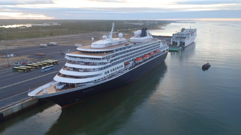 Port of Huelva welcomes Holland America's Prinsendam - Κεντρική Εικόνα